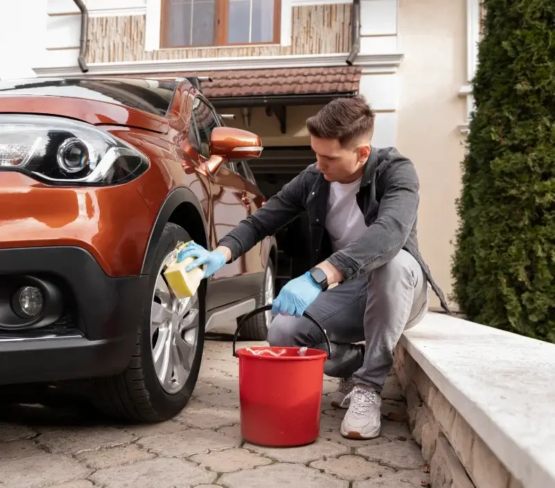 Lavage auto à domicile Lihons : professionnel intervenant sur un véhicule